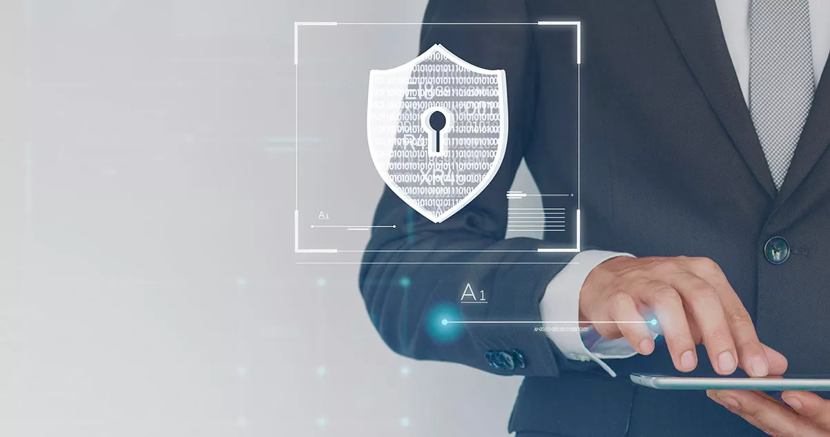Mano señalando con dedo índice un icono de candado de seguridad