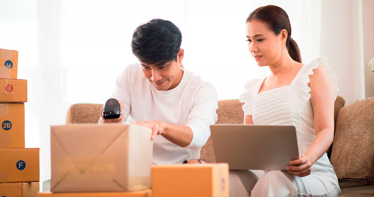 Muchas Cajas de pedidos online listos para ser despachados y una mujer con gesto de pensativa - WebKreativo