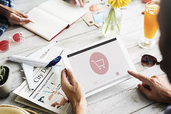 Imagen de manos sosteniendo una tablet donde se visualiza el buscador Que Debe Tener una Tienda Virtual