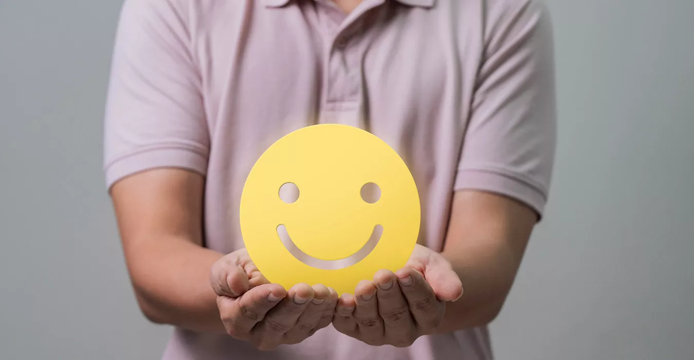 Fotografía que representa la retención y fidelización de clientes, con elementos visuales que destacan la importancia de mantener relaciones duraderas y exitosas en el ámbito empresarial.